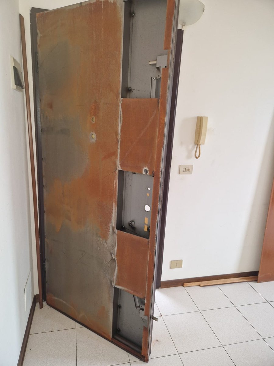 Porta blindata smontata dal telaio durante un intervento di sostituzione completa